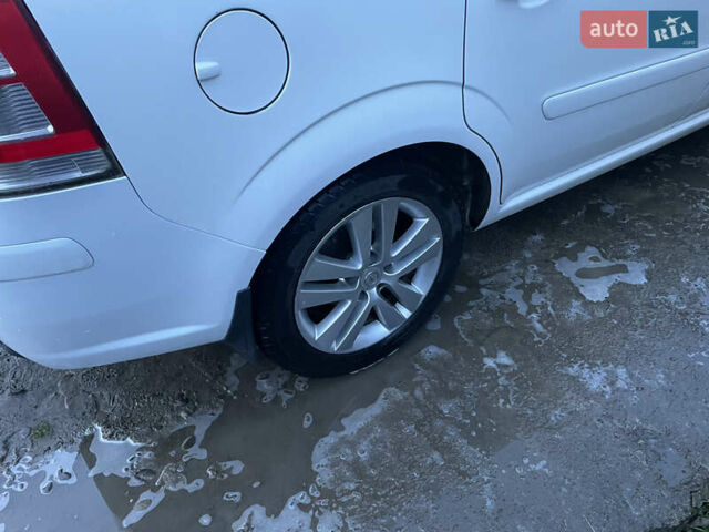 Белый Опель Зафира, объемом двигателя 1.7 л и пробегом 277 тыс. км за 6350 $, фото 4 на Automoto.ua