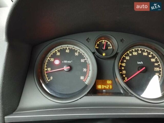 Белый Опель Зафира, объемом двигателя 1.6 л и пробегом 183 тыс. км за 6200 $, фото 5 на Automoto.ua