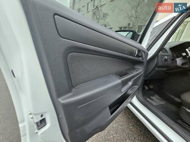 Белый Опель Зафира, объемом двигателя 1.6 л и пробегом 200 тыс. км за 6200 $, фото 76 на Automoto.ua