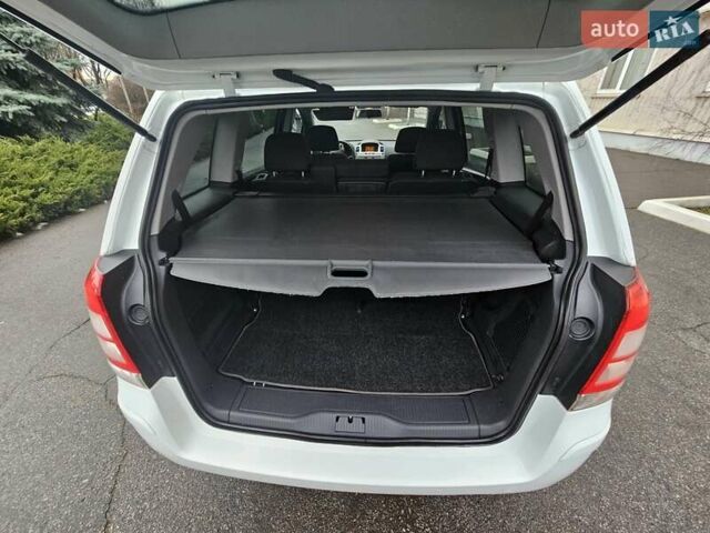 Белый Опель Зафира, объемом двигателя 1.6 л и пробегом 200 тыс. км за 6200 $, фото 52 на Automoto.ua