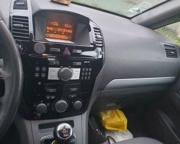 Белый Опель Зафира, объемом двигателя 1.69 л и пробегом 230 тыс. км за 5000 $, фото 4 на Automoto.ua