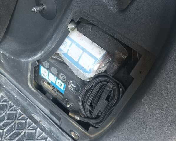 Белый Опель Зафира, объемом двигателя 1.8 л и пробегом 260 тыс. км за 7500 $, фото 7 на Automoto.ua