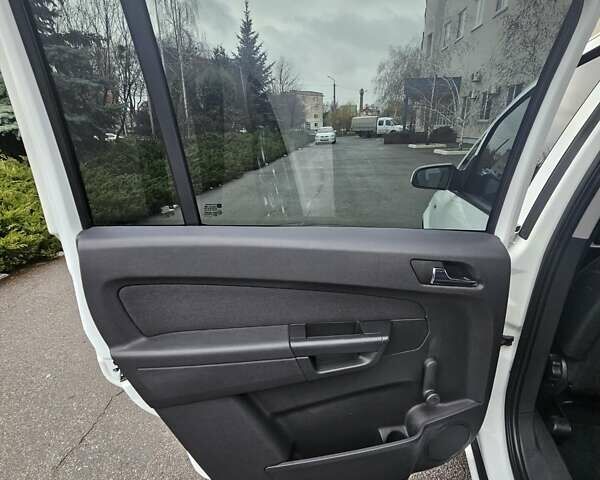 Белый Опель Зафира, объемом двигателя 1.6 л и пробегом 200 тыс. км за 6200 $, фото 54 на Automoto.ua
