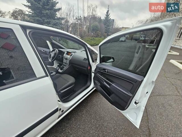 Белый Опель Зафира, объемом двигателя 1.6 л и пробегом 200 тыс. км за 6200 $, фото 65 на Automoto.ua
