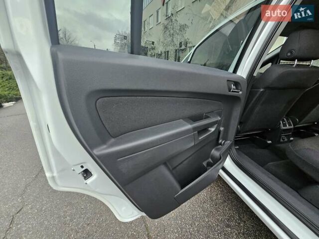 Белый Опель Зафира, объемом двигателя 1.6 л и пробегом 200 тыс. км за 6200 $, фото 55 на Automoto.ua