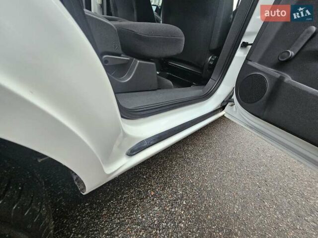 Белый Опель Зафира, объемом двигателя 1.6 л и пробегом 200 тыс. км за 6200 $, фото 62 на Automoto.ua