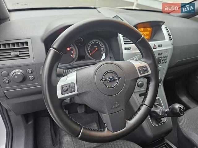 Белый Опель Зафира, объемом двигателя 1.6 л и пробегом 200 тыс. км за 6200 $, фото 81 на Automoto.ua