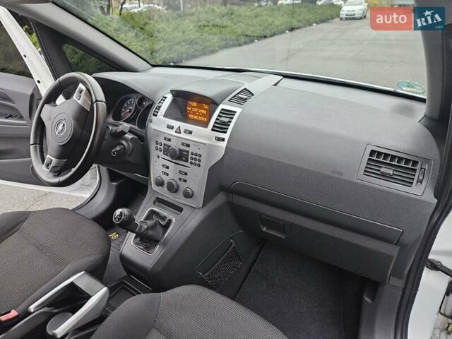 Белый Опель Зафира, объемом двигателя 1.6 л и пробегом 200 тыс. км за 6200 $, фото 71 на Automoto.ua