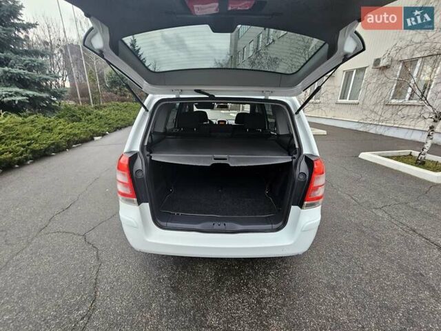 Белый Опель Зафира, объемом двигателя 1.6 л и пробегом 200 тыс. км за 6200 $, фото 51 на Automoto.ua