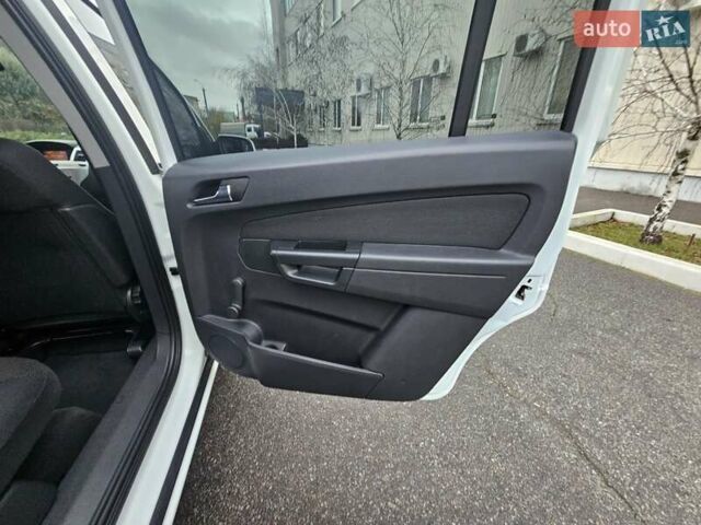 Белый Опель Зафира, объемом двигателя 1.6 л и пробегом 200 тыс. км за 6200 $, фото 59 на Automoto.ua