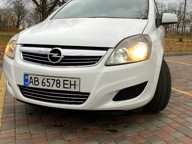 Белый Опель Зафира, объемом двигателя 1.8 л и пробегом 195 тыс. км за 8000 $, фото 1 на Automoto.ua