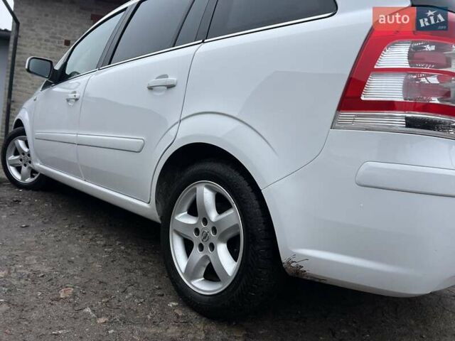 Белый Опель Зафира, объемом двигателя 1.8 л и пробегом 218 тыс. км за 7555 $, фото 3 на Automoto.ua