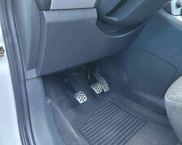 Белый Опель Зафира, объемом двигателя 1.7 л и пробегом 362 тыс. км за 6300 $, фото 7 на Automoto.ua