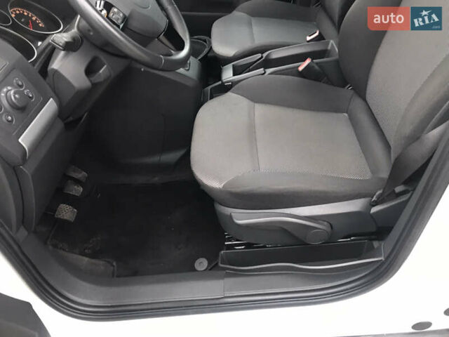 Белый Опель Зафира, объемом двигателя 1.8 л и пробегом 240 тыс. км за 7800 $, фото 27 на Automoto.ua