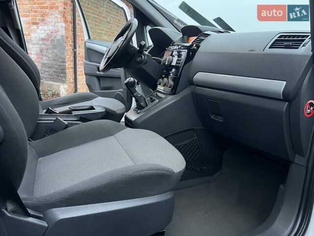 Белый Опель Зафира, объемом двигателя 1.8 л и пробегом 218 тыс. км за 7555 $, фото 29 на Automoto.ua