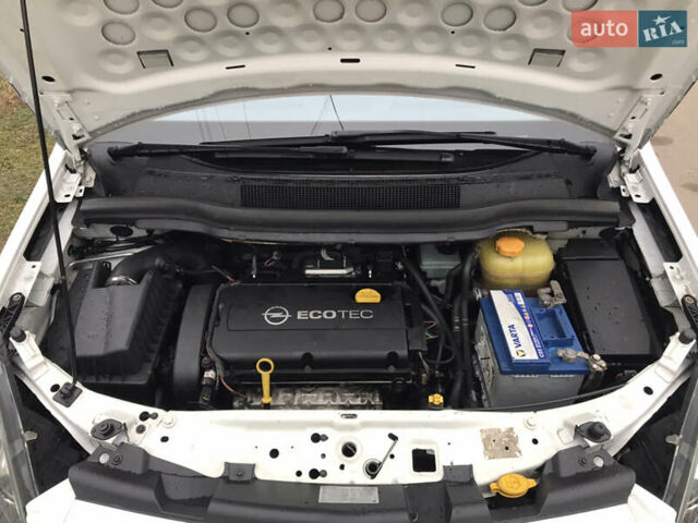 Белый Опель Зафира, объемом двигателя 1.8 л и пробегом 240 тыс. км за 7800 $, фото 60 на Automoto.ua