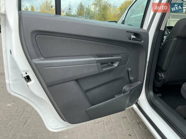 Білий Опель Зафіра, об'ємом двигуна 1.6 л та пробігом 244 тис. км за 6850 $, фото 24 на Automoto.ua