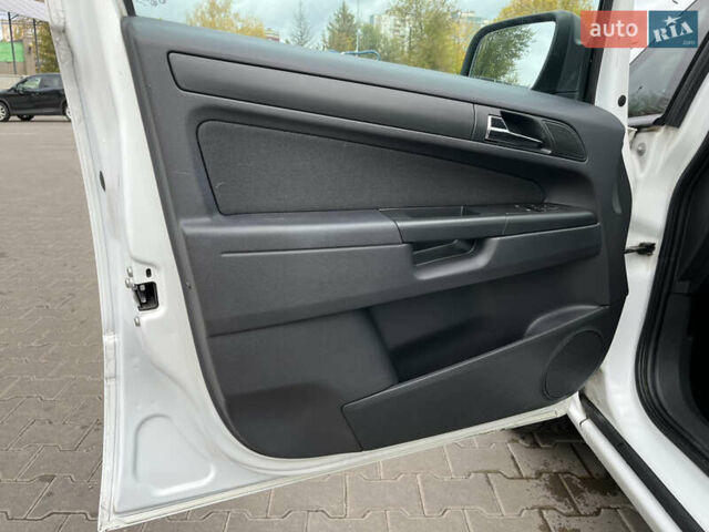 Білий Опель Зафіра, об'ємом двигуна 1.6 л та пробігом 244 тис. км за 6850 $, фото 19 на Automoto.ua