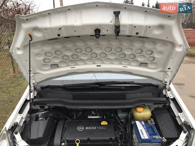 Белый Опель Зафира, объемом двигателя 1.8 л и пробегом 240 тыс. км за 7800 $, фото 61 на Automoto.ua