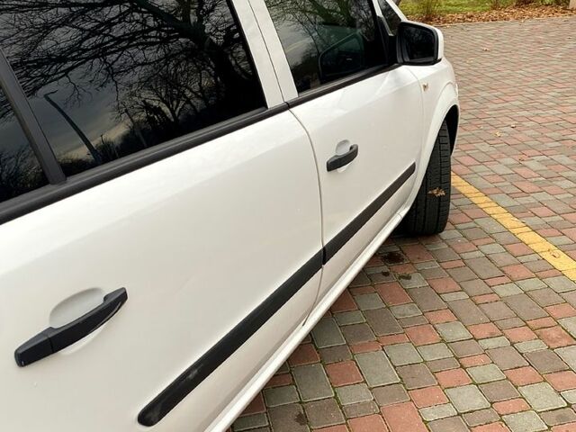 Белый Опель Зафира, объемом двигателя 1.8 л и пробегом 195 тыс. км за 8000 $, фото 2 на Automoto.ua