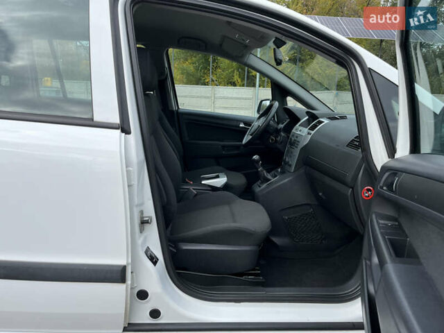 Білий Опель Зафіра, об'ємом двигуна 1.6 л та пробігом 244 тис. км за 6850 $, фото 31 на Automoto.ua