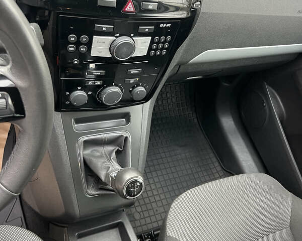 Белый Опель Зафира, объемом двигателя 1.6 л и пробегом 186 тыс. км за 9100 $, фото 9 на Automoto.ua