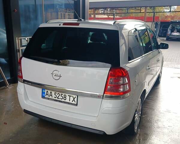 Белый Опель Зафира, объемом двигателя 1.7 л и пробегом 230 тыс. км за 7900 $, фото 5 на Automoto.ua