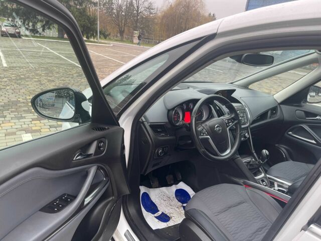 Белый Опель Зафира, объемом двигателя 2 л и пробегом 187 тыс. км за 8975 $, фото 1 на Automoto.ua