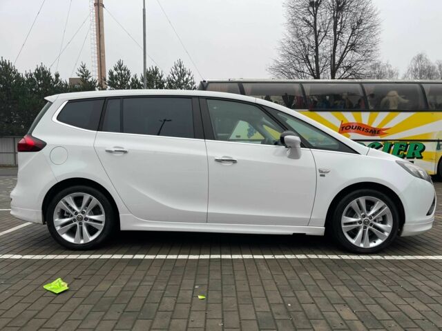 Белый Опель Зафира, объемом двигателя 2 л и пробегом 187 тыс. км за 8975 $, фото 19 на Automoto.ua