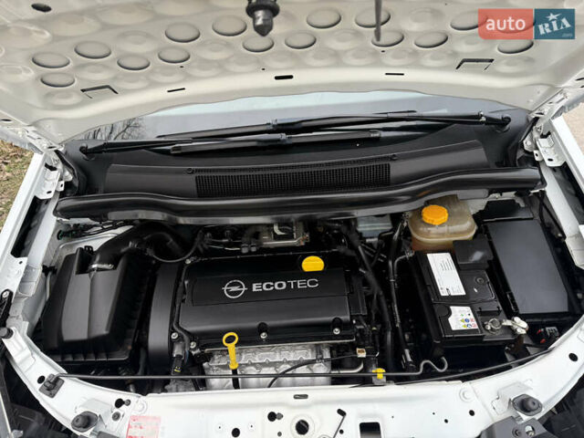 Белый Опель Зафира, объемом двигателя 1.6 л и пробегом 173 тыс. км за 7999 $, фото 52 на Automoto.ua