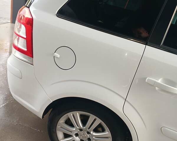 Белый Опель Зафира, объемом двигателя 1.7 л и пробегом 230 тыс. км за 7900 $, фото 6 на Automoto.ua