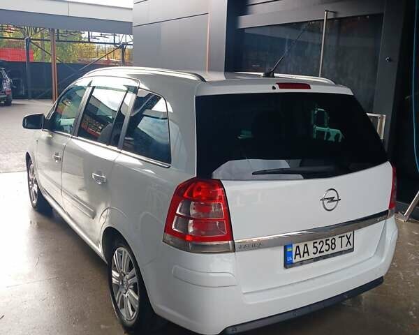 Белый Опель Зафира, объемом двигателя 1.7 л и пробегом 230 тыс. км за 7900 $, фото 1 на Automoto.ua