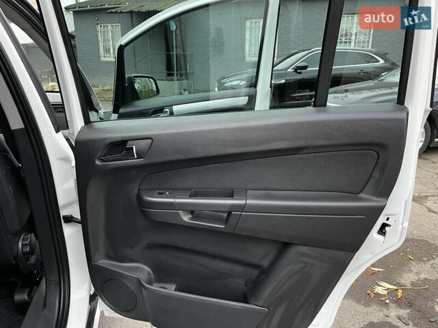 Білий Опель Зафіра, об'ємом двигуна 1.6 л та пробігом 125 тис. км за 7700 $, фото 9 на Automoto.ua