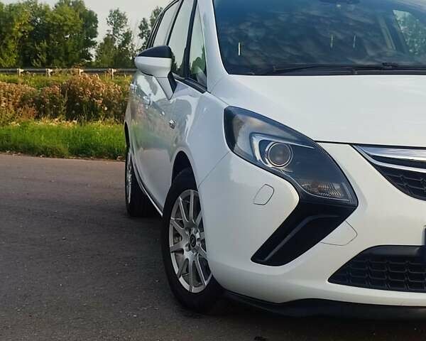 Белый Опель Зафира, объемом двигателя 2 л и пробегом 219 тыс. км за 9450 $, фото 2 на Automoto.ua