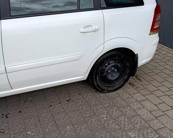 Опель Зафира 2013 в Дрогобыче на Automoto.ua Белый Опель Зафира, объемом двигателя 1.8 л и пробегом 280 тыс. км за 6650 $, фото 3 на Automoto.ua