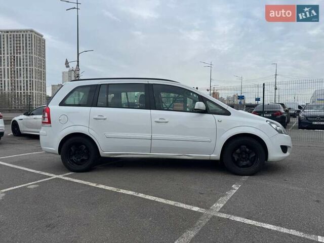Белый Опель Зафира, объемом двигателя 1.8 л и пробегом 174 тыс. км за 6500 $, фото 2 на Automoto.ua