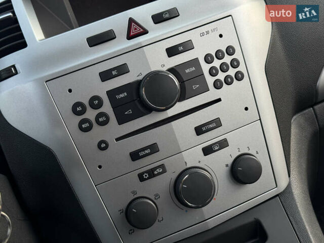 Білий Опель Зафіра, об'ємом двигуна 1.6 л та пробігом 149 тис. км за 7599 $, фото 114 на Automoto.ua