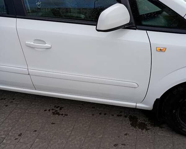 Опель Зафира 2013 в Дрогобыче на Automoto.ua Белый Опель Зафира, объемом двигателя 1.8 л и пробегом 280 тыс. км за 6650 $, фото 4 на Automoto.ua