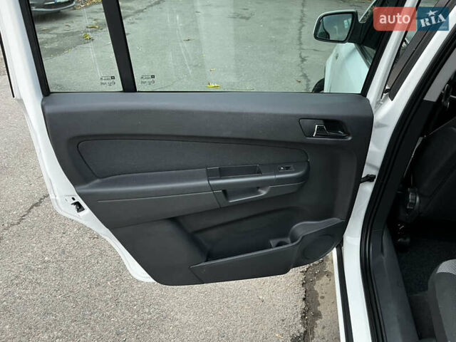 Білий Опель Зафіра, об'ємом двигуна 1.6 л та пробігом 125 тис. км за 7700 $, фото 8 на Automoto.ua