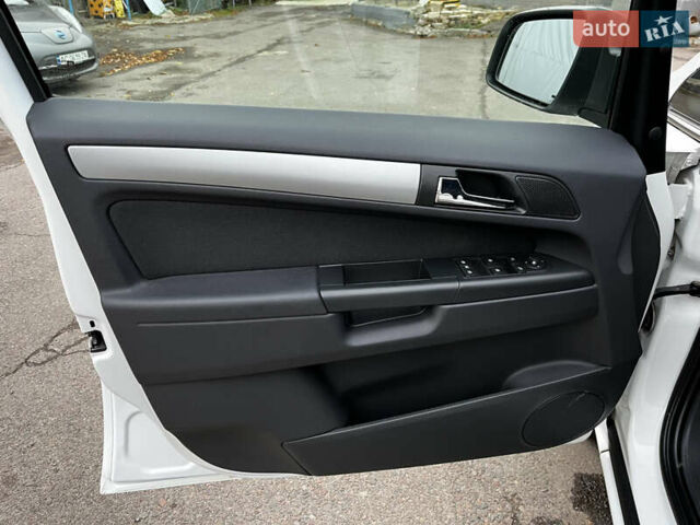 Білий Опель Зафіра, об'ємом двигуна 1.6 л та пробігом 125 тис. км за 7700 $, фото 6 на Automoto.ua