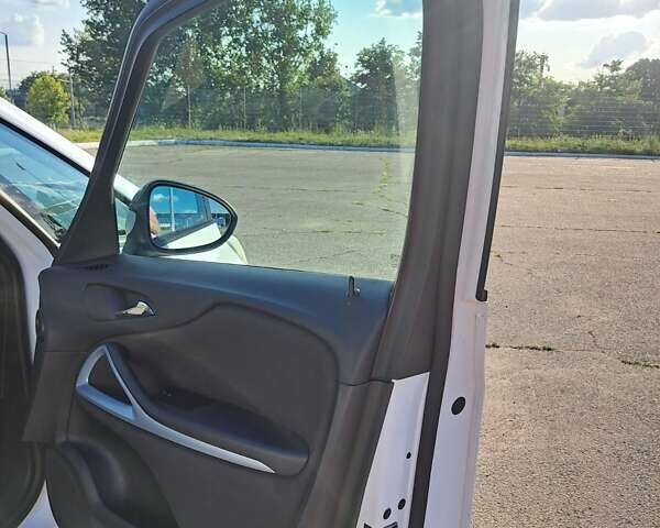Опель Зафира 2014 в Харькове на Automoto.ua Белый Опель Зафира, объемом двигателя 2 л и пробегом 253 тыс. км за 9500 $, фото 15 на Automoto.ua