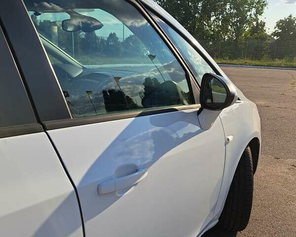 Опель Зафира 2014 в Харькове на Automoto.ua Белый Опель Зафира, объемом двигателя 2 л и пробегом 253 тыс. км за 9500 $, фото 13 на Automoto.ua