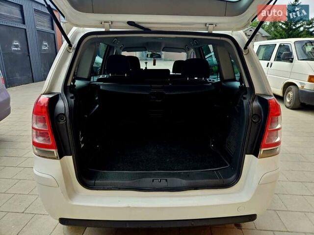 Белый Опель Зафира, объемом двигателя 1.69 л и пробегом 284 тыс. км за 7890 $, фото 9 на Automoto.ua