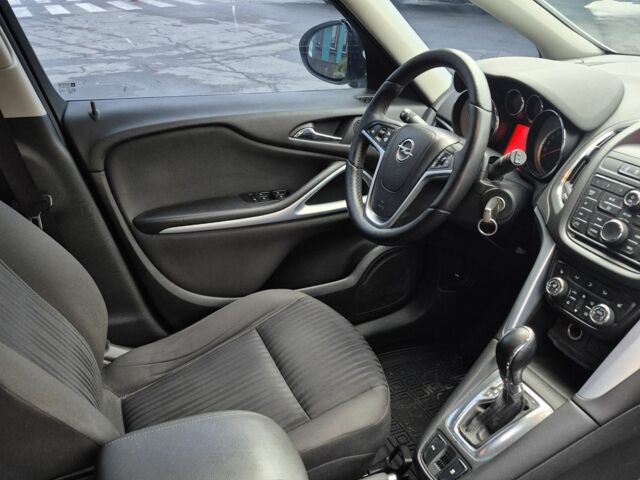 Белый Опель Зафира, объемом двигателя 2 л и пробегом 135 тыс. км за 8999 $, фото 4 на Automoto.ua