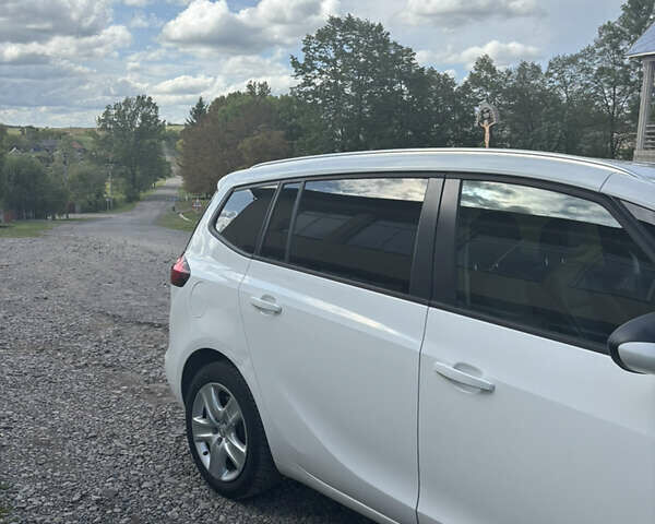 Белый Опель Зафира, объемом двигателя 2 л и пробегом 245 тыс. км за 10999 $, фото 3 на Automoto.ua