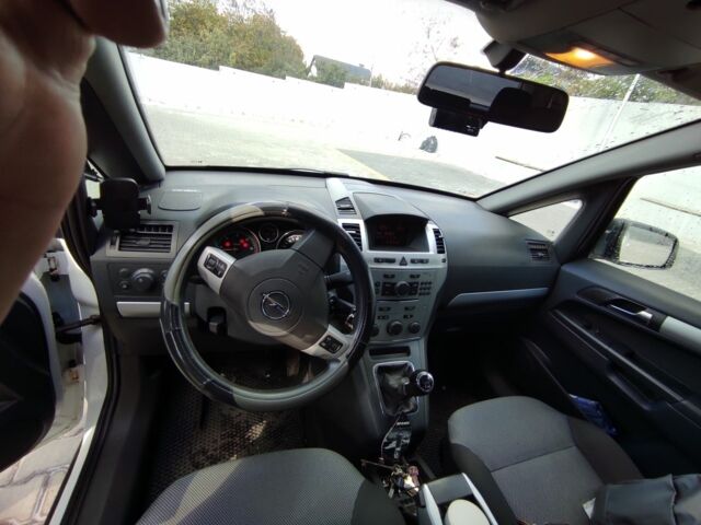 Белый Опель Зафира, объемом двигателя 0 л и пробегом 300 тыс. км за 5000 $, фото 4 на Automoto.ua