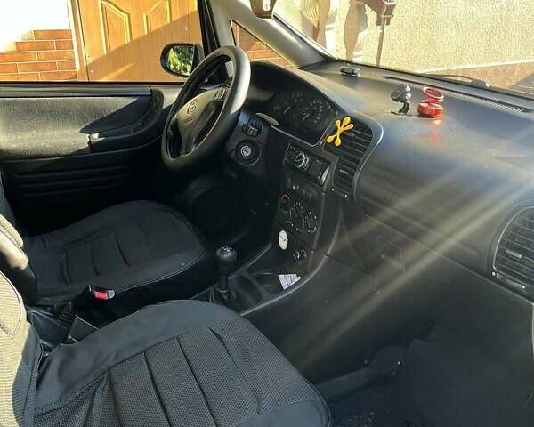 Черный Опель Зафира, объемом двигателя 2 л и пробегом 349 тыс. км за 3999 $, фото 2 на Automoto.ua