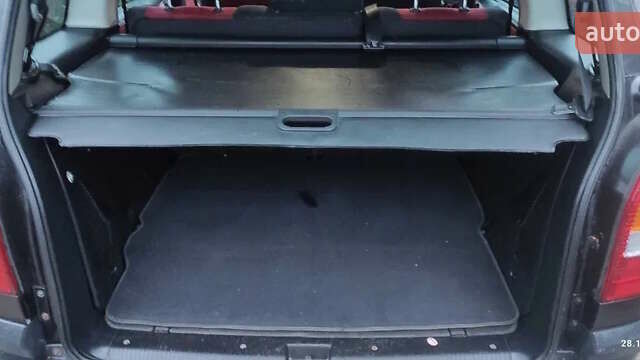 Черный Опель Зафира, объемом двигателя 2.2 л и пробегом 220 тыс. км за 2900 $, фото 4 на Automoto.ua