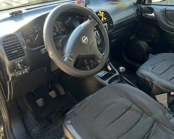 Черный Опель Зафира, объемом двигателя 2 л и пробегом 349 тыс. км за 3999 $, фото 17 на Automoto.ua