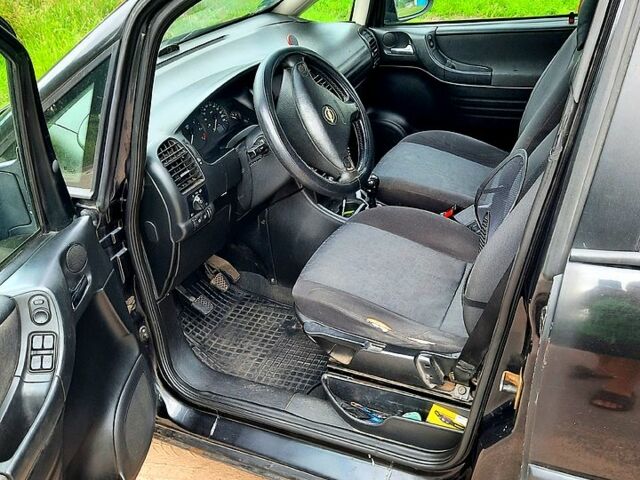 Черный Опель Зафира, объемом двигателя 1.8 л и пробегом 303 тыс. км за 2600 $, фото 4 на Automoto.ua